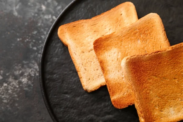 Πλάκα με ψημένο ψωμί σε φόντο γκραντζ — Φωτογραφία Αρχείου
