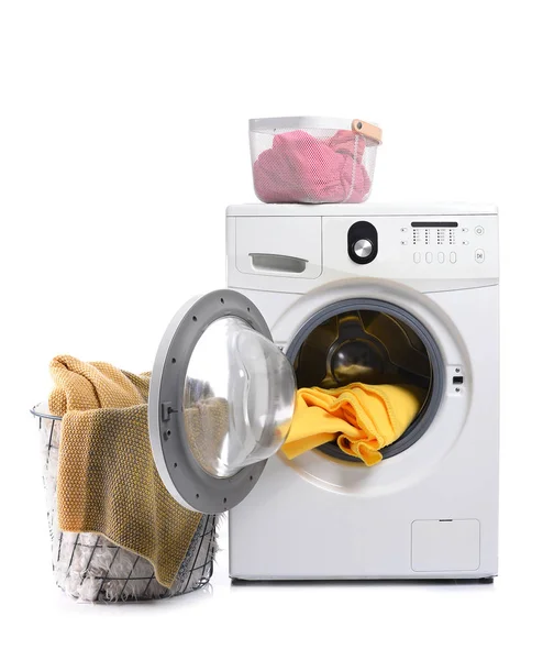 Moderní pračka a prádelna na bílém pozadí — Stock fotografie