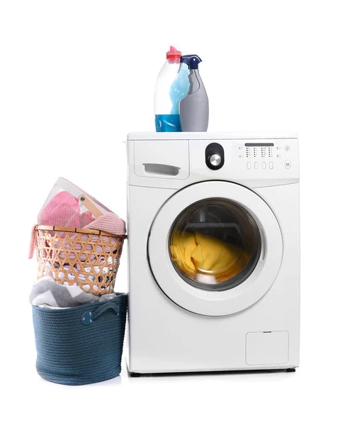 白い背景にモダンな洗濯機と洗濯物 — ストック写真