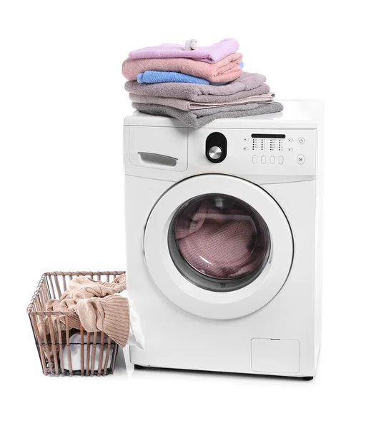 Moderní pračka a prádelna na bílém pozadí — Stock fotografie