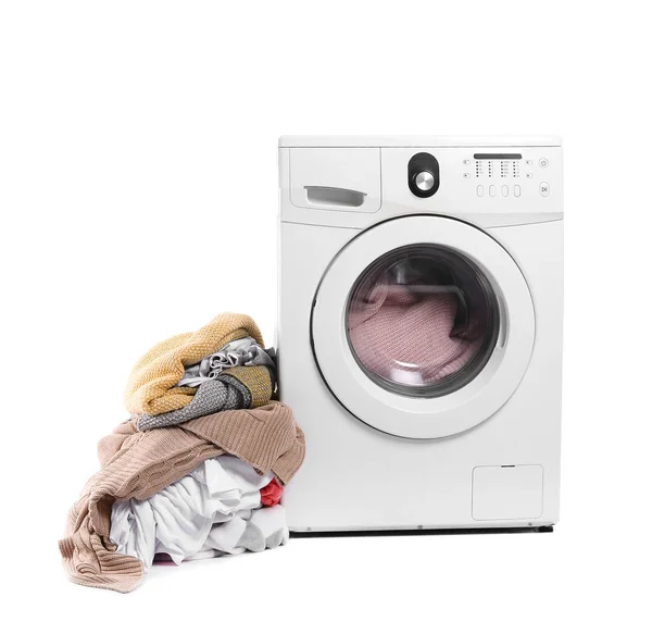 Machine à laver moderne et buanderie sur fond blanc — Photo
