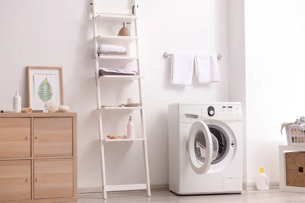 Інтер'єр домашньої пральні з сучасною пральною машиною — стокове фото