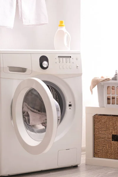 Machine à laver moderne dans la salle de bain — Photo