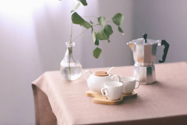 Copos com tigela de açúcar e panela de café na mesa — Fotografia de Stock