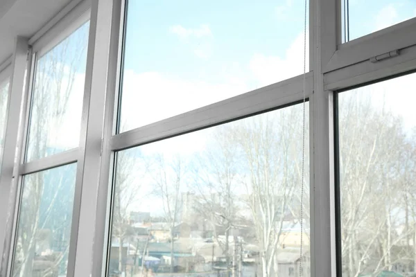 Großes modernes Metall-Kunststoff-Fenster — Stockfoto