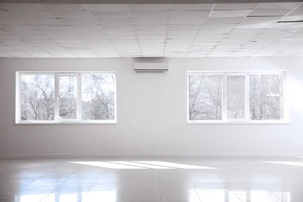 Licht leeres Zimmer mit Fenstern — Stockfoto