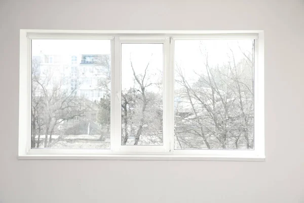 Großes modernes Metall-Kunststoff-Fenster — Stockfoto