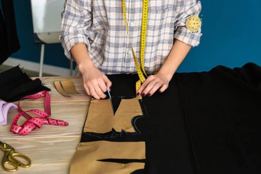 Kadın terzi Atölyesi dikiş desenleri ile çalışma