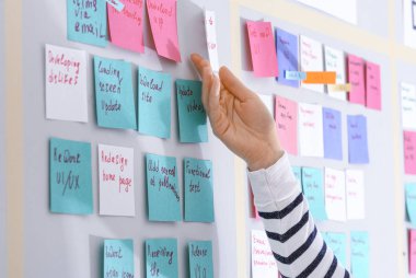 Genç kadının yanına scrum görev kurulu Office