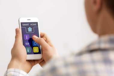 Genç çocuk akıllı ev otomasyon uygulaması kullanarak