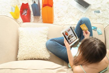 Kredi kartı alışveriş online ev, en iyi manzaraya ile genç kadın
