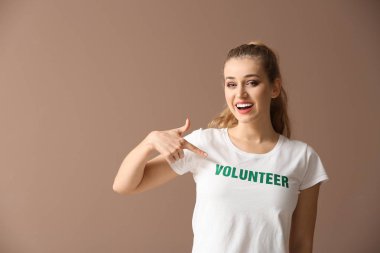 Genç erkek renk arka plan üzerinde gönüllü