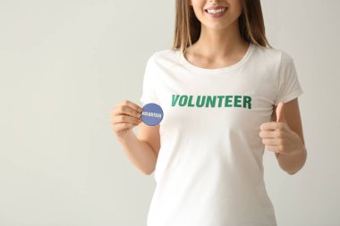 Genç erkek gönüllü açık renkli rozet ile