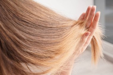 Genç kadının sağlıklı uzun saç