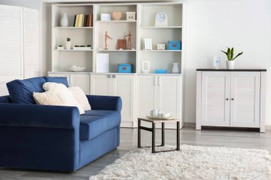 Rahat kanepesi olan modern bir oda.