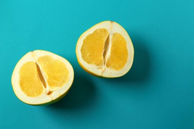 Lezzetli pomelo meyve renk arka plan üzerinde