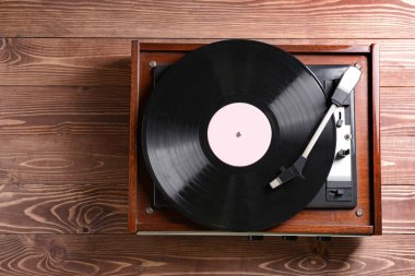 Pikap ile vinil disk üzerinde ahşap masa