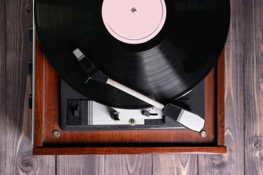 Pikap ile vinil disk üzerinde ahşap masa