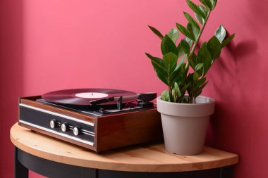 Pikap ile vinil disk üzerinde renk duvarının yakınında tablo