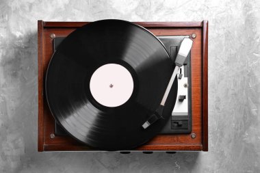 Pikap ile vinil disk gri arka plan üzerinde