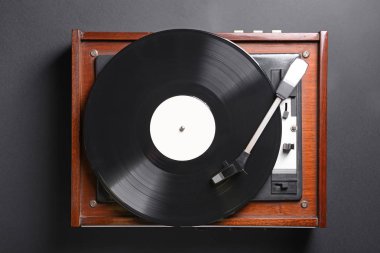 Pikap ile vinil disk koyu arka plan üzerinde