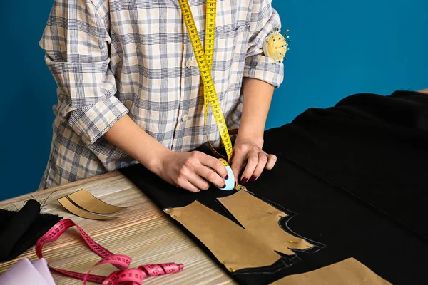 Sastre femenino trabajando con patrones de costura en atelier — Foto de Stock