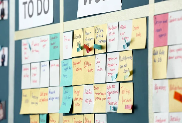 Gedränge Task Board mit Aufklebern an der Wand im Büro — Stockfoto