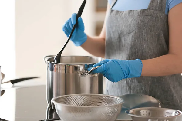 Mulher preparando queijo saboroso na cozinha — Fotografia de Stock