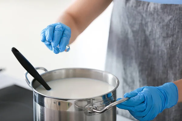 Lezzetli peynir mutfakta, closeup hazırlama kadın — Stok fotoğraf