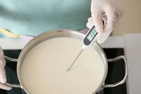 Femme préparant savoureux fromage dans la cuisine, gros plan — Photo