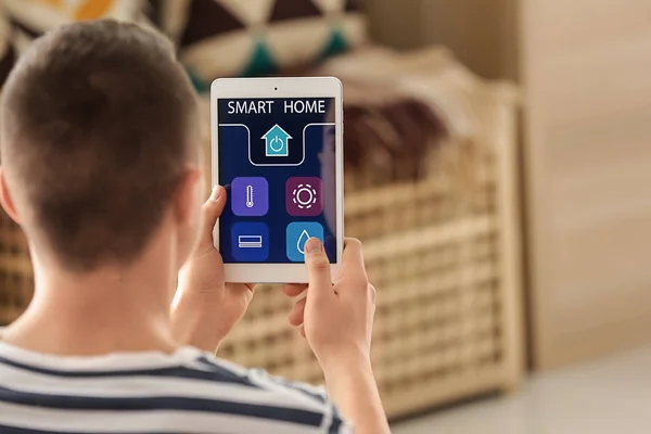 Tonårspojke med tillämpning av smart hemautomation — Stockfoto