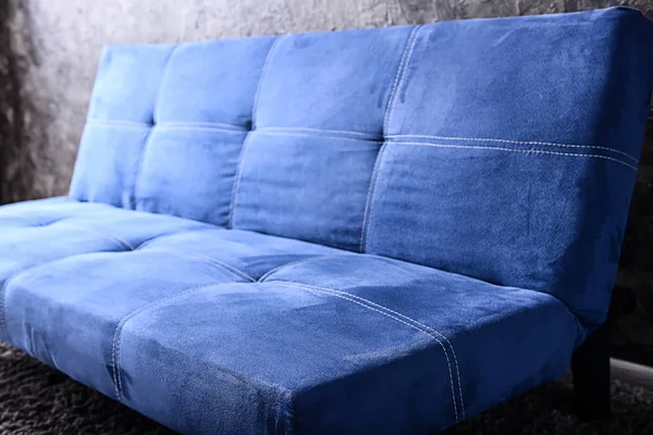 グランジの壁の近くの快適なソファ — ストック写真