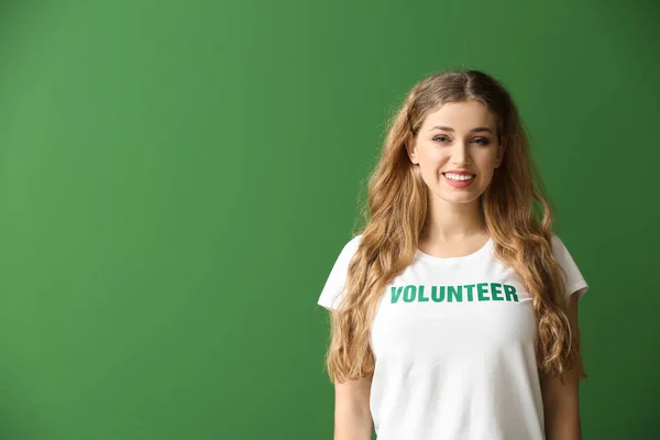 Młoda suczka wolontariuszy na kolor tła — Zdjęcie stockowe