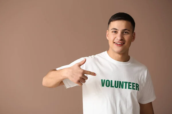 Joven voluntario masculino sobre fondo de color — Foto de Stock
