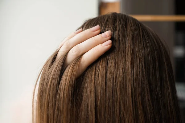 Young woman with healthy long hair, closeup — Stock Photo, Image