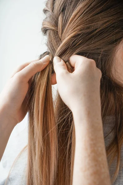 Hairdresser doing hair of young woman in salon — Stock Photo, Image