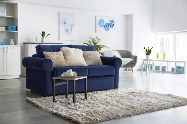 Interieur des modernen Zimmers mit bequemem Sofa — Stockfoto