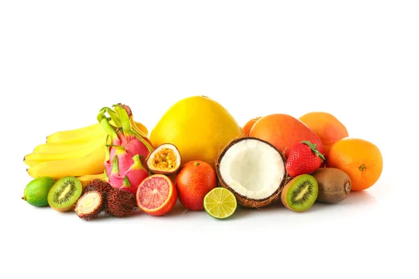 Sortimento de frutas exóticas saborosas no fundo branco — Fotografia de Stock