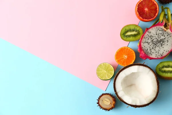Auswahl an leckeren exotischen Früchten auf farbigem Hintergrund — Stockfoto