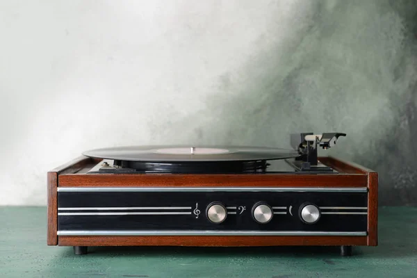 Record player z płyty winylowe na stole — Zdjęcie stockowe