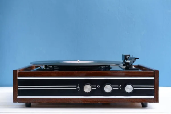 Record player z płyty winylowe na stole przed kolor tła — Zdjęcie stockowe