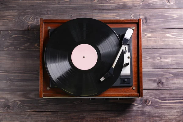 Grabador con disco de vinilo en mesa de madera —  Fotos de Stock