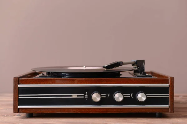 Lecteur de disques avec disque vinyle sur la table — Photo