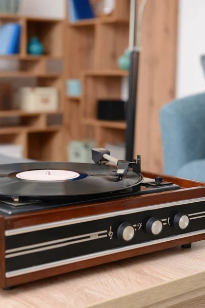 Grabador con disco de vinilo en la mesa en la habitación —  Fotos de Stock