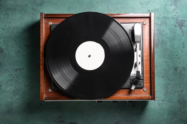 Grabador con disco de vinilo sobre fondo de color — Foto de Stock