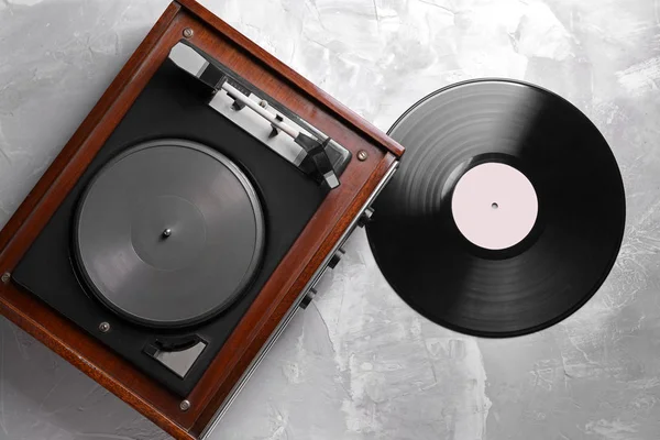 Grabador con disco de vinilo sobre fondo gris — Foto de Stock