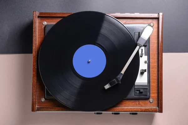 Record player z płyty winylowe na stole — Zdjęcie stockowe