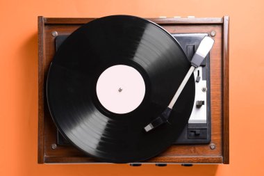 Pikap ile vinil disk renk arka plan üzerinde