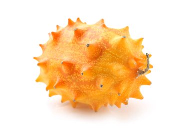 Beyaz zemin üzerine lezzetli kiwano