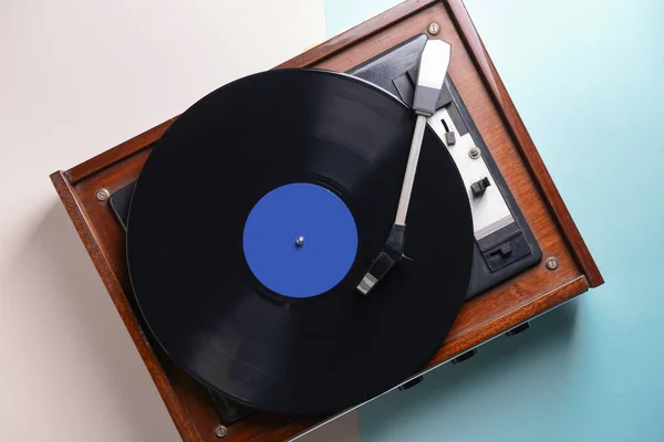 Skivspelare med vinyl skiva på ljus bakgrund — Stockfoto